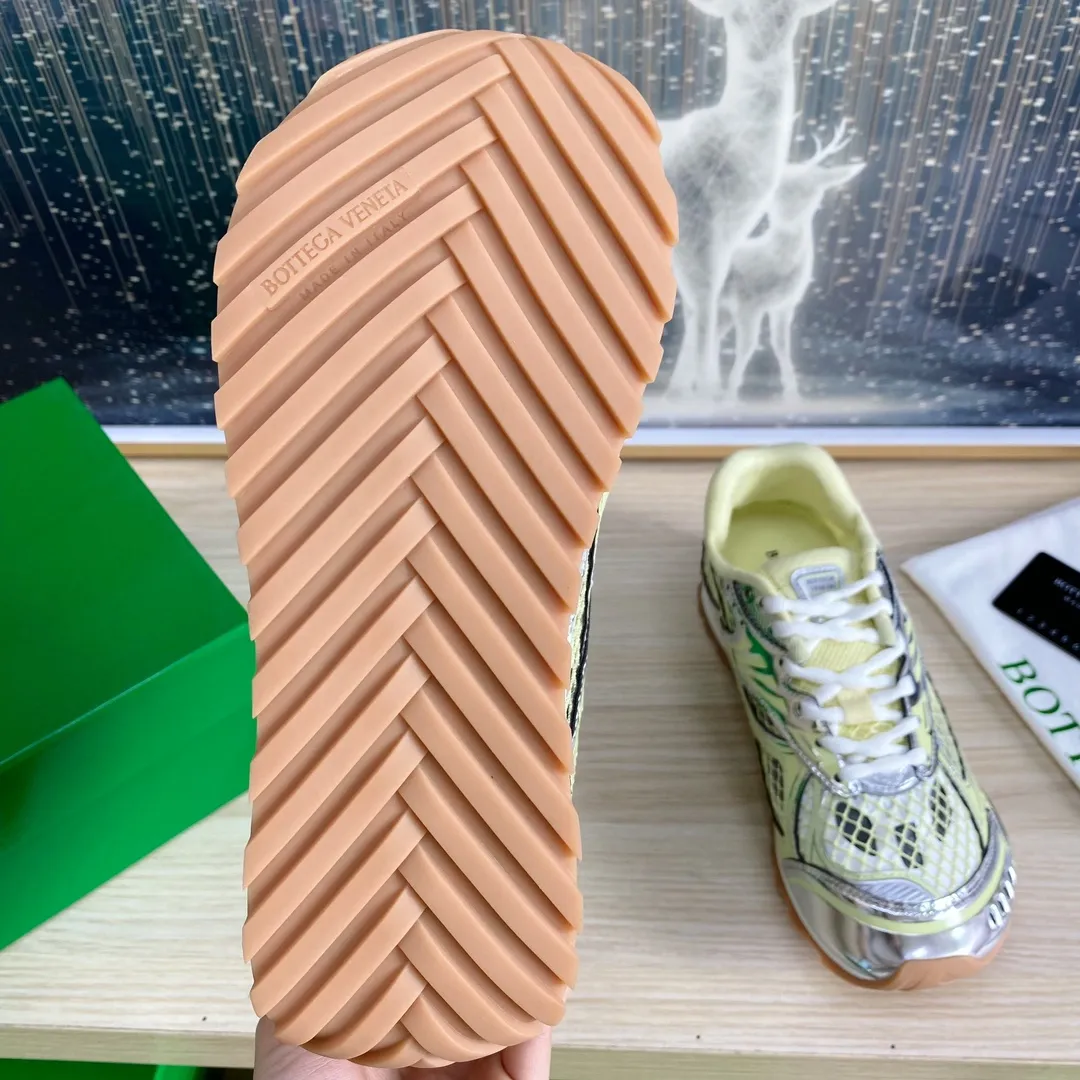 p620🐮🐮High-end version, the original 1:1 couple style new model is on the shelves🔥BV Orbit sneakers Wang Yibo's same style couple's Dad Runner sneakers, made of lightweight technical mesh fabric. Features a geometric patterned rubber outsole. The outsole is made of color-blocked TPU outsole. Size: women’s shoes 35-40, men’s shoes 39-45.